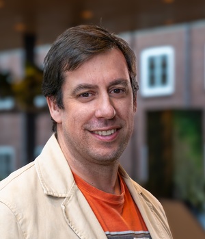 Headshot of Carlos Santos